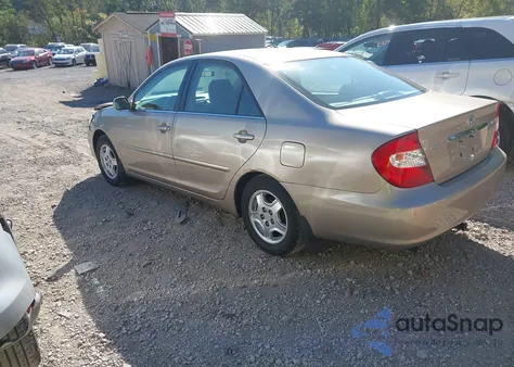 2002 Toyota Camry Le z USA, uszkodzony, nr VIN 4T1BE32K52U042634